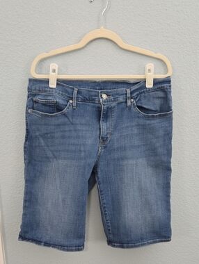 LEVI'S Classic Midwash Denim Bermuda Shorts Sz 33